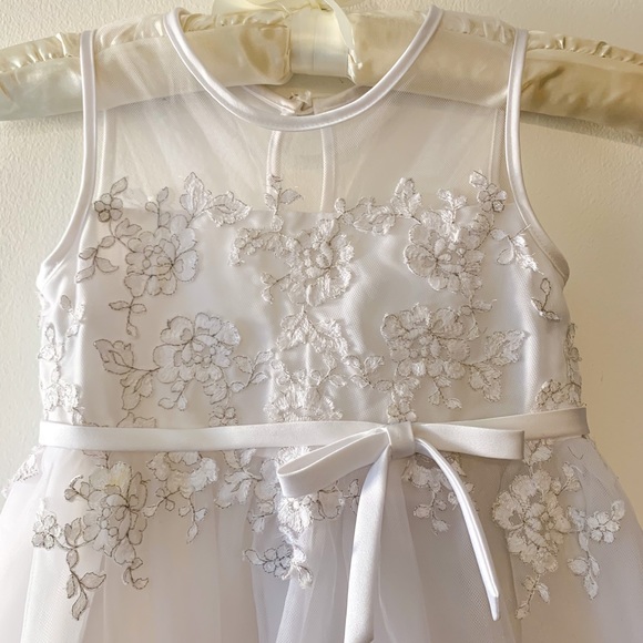 Girl’s formal white dress size 5 - Picture 4 of 11